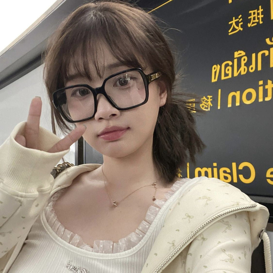 カジュアルガーリーフーディー